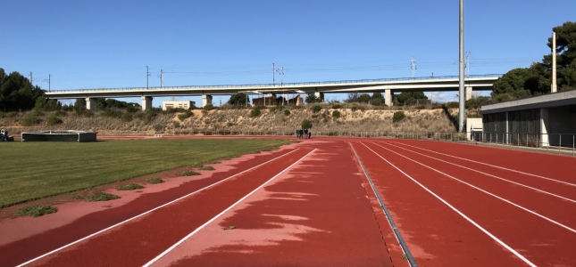El Ayuntamiento de Cambrils renueva el pavimento deportivo de la pista de atletismo.