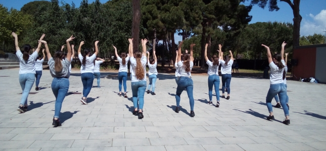 Cambrils celebra el Día Internacional de la Danza con una coreografía grabada en el Parque del Pinaret. Cambrils celebra el Día Internacional de la Danza con una coreografía grabada en el Parque del Pinaret.