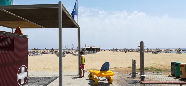 Cambrils revalida los galardones de Bandera Azul a cuatro de sus playas.
