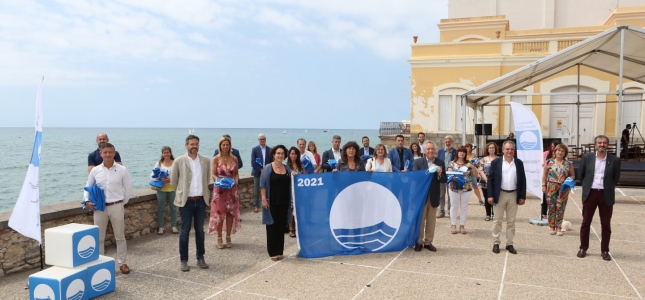 Cambrils recoge las cuatro Banderas Azules que acreditan la calidad de las playas del municipio. Cambrils recoge las cuatro Banderas Azules que acreditan la calidad de las playas del municipio.