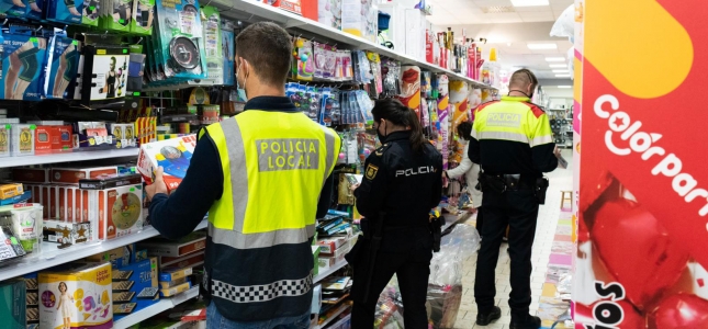 Policía Local de Cambrils y Agencia Catalana de Consumo retiran 470 juguetes que no cumplían la normativa. 